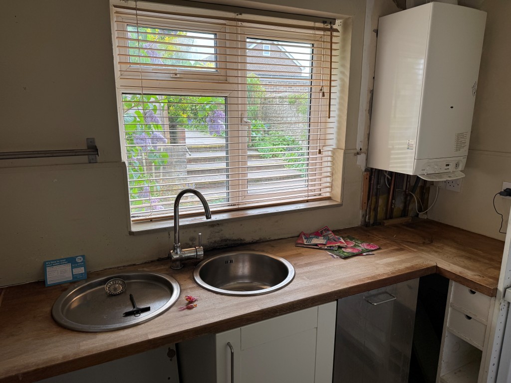 Lot: 88 - GROUND FLOOR FLAT WITH GARAGE IN NEED OF UPDATING - Rear kitchen with fitted units and window